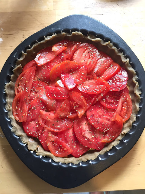 photo de tarte à la tomate avant cuisson
