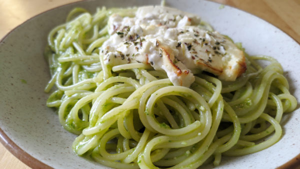 [Idée de plat] Spaghetti au pesto et à la fêta rôtie